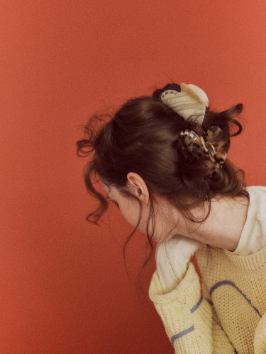 クリップでまとめ髪をした女性