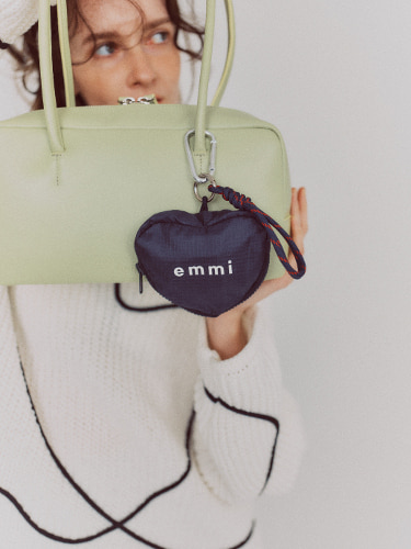 チャームの付いたバッグを持った女性