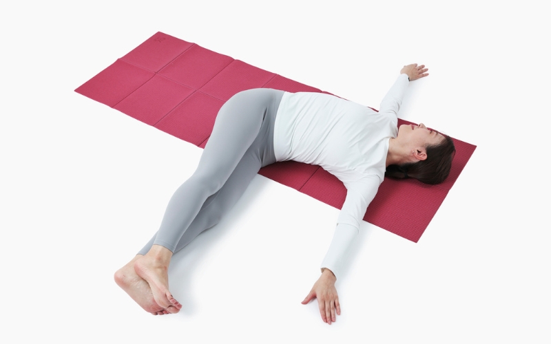 ヨガ「仰向けのねじりのポーズ」③