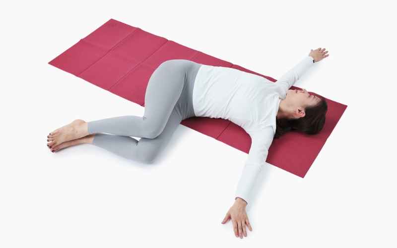ヨガ「仰向けのねじりのポーズ」④