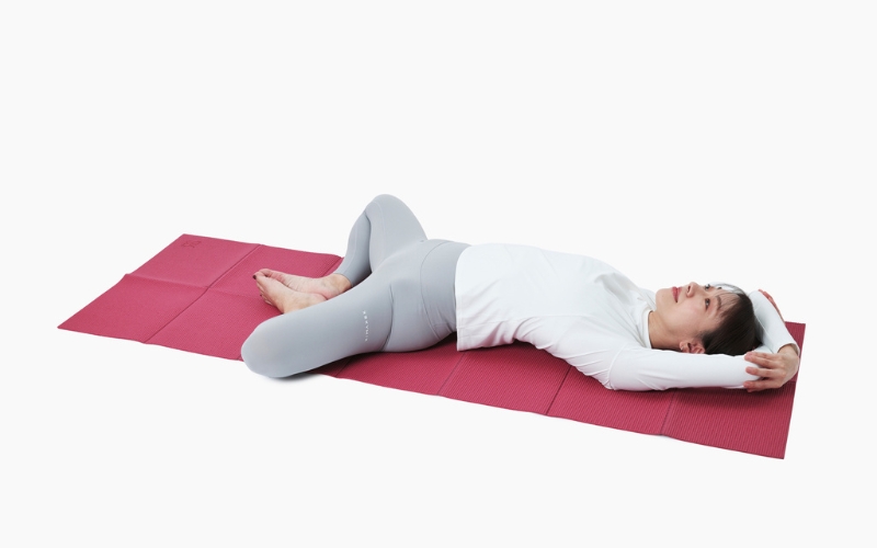 ヨガ「仰向けの合せきのポーズ」③
