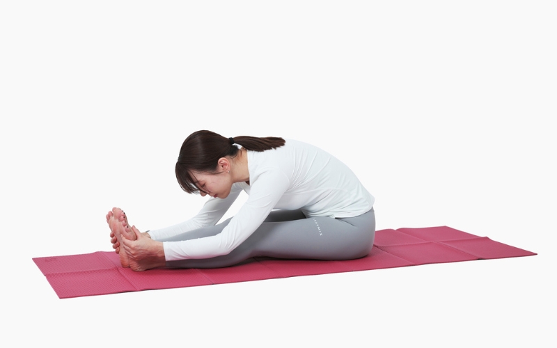 ヨガ「背面を伸ばすポーズ」③