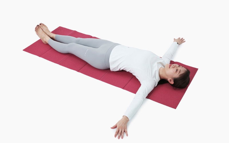 ヨガ「仰向けのねじりのポーズ」①
