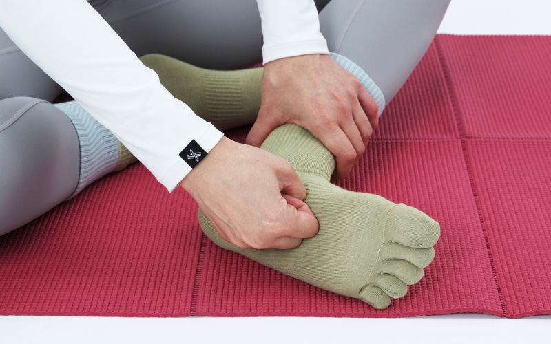 こぶしを使った足裏マッサージ