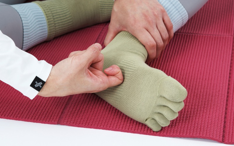 指の関節を使った足裏マッサージ