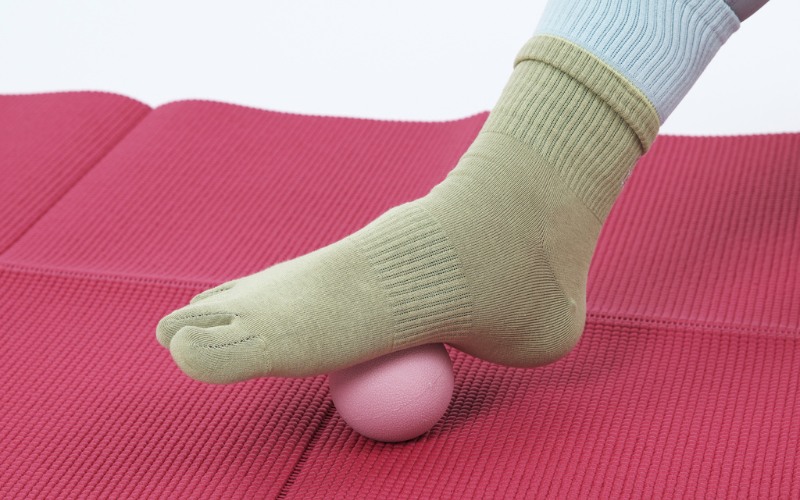 ボールを使った足裏マッサージ