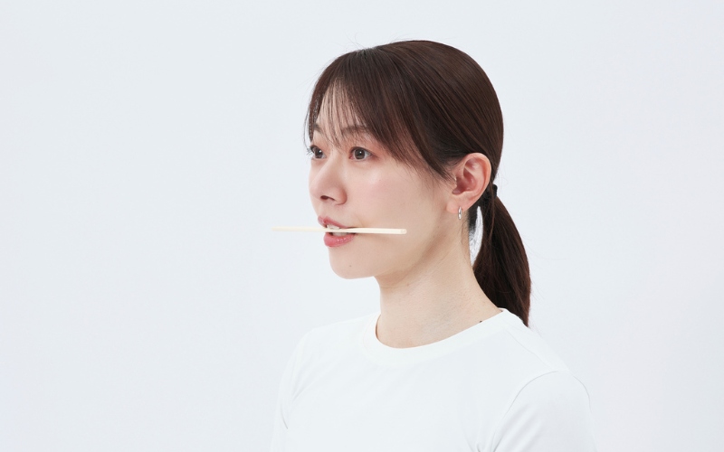 割り箸を使った表情筋トレーニング①