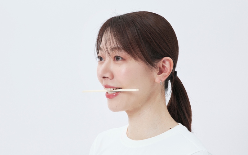 割り箸を使った表情筋トレーニング②