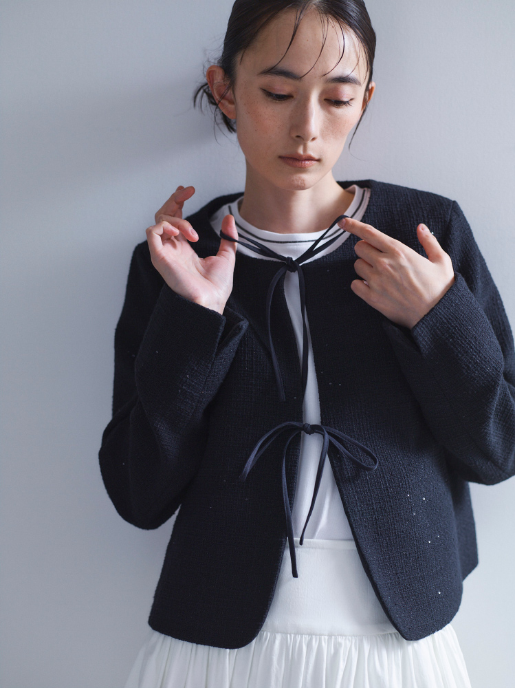 ツイードジャケットを着用したモデル 上半身写真