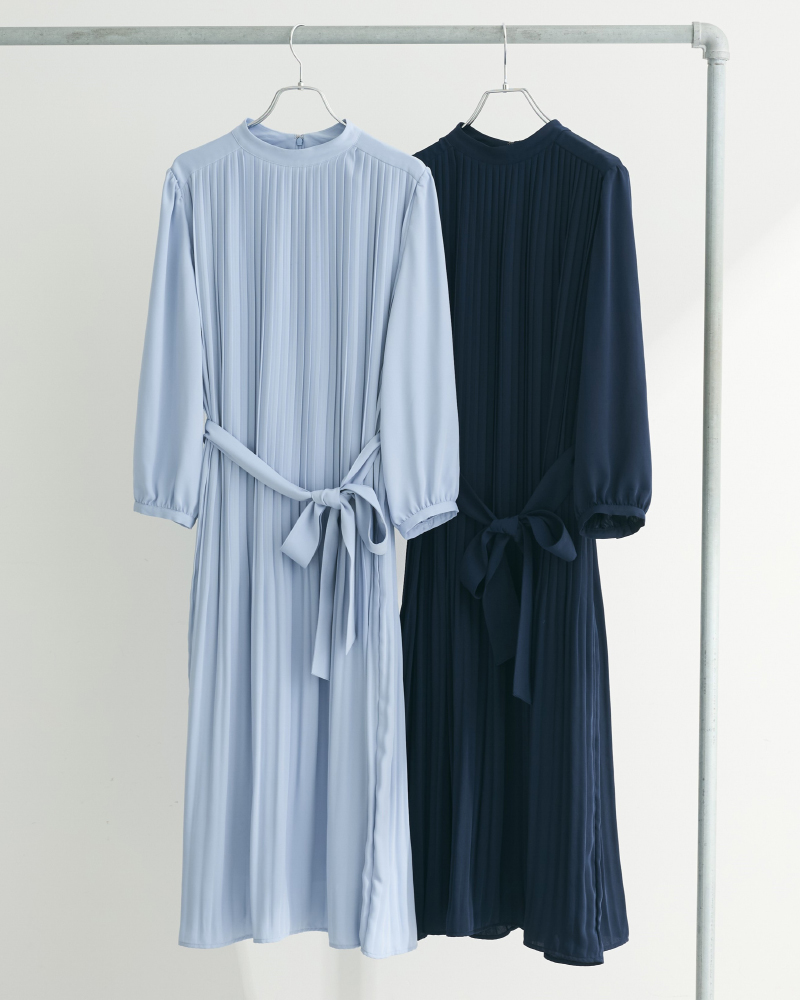 ハンガーにかかった2着のプリーツワンピース