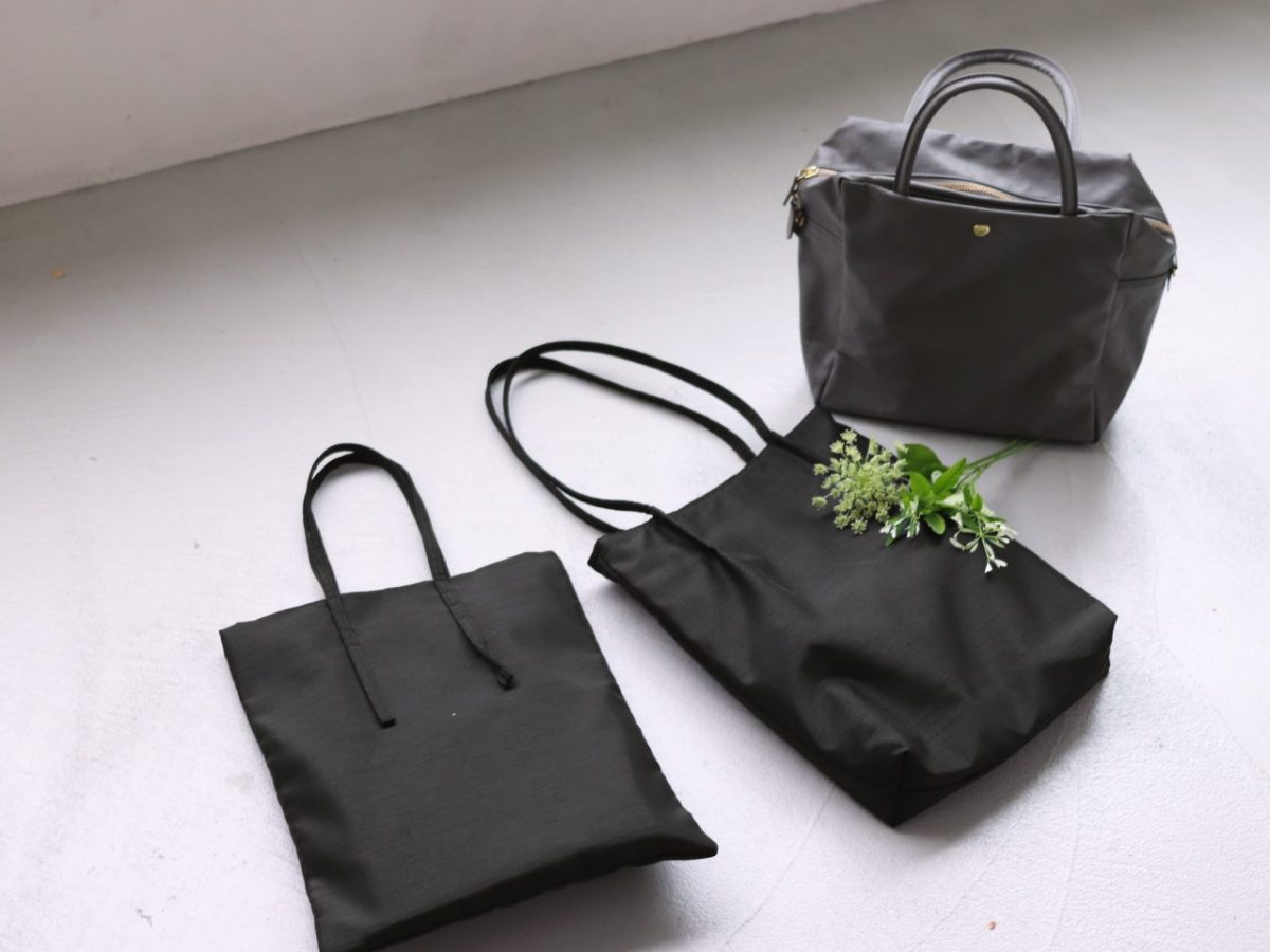マチありサブバッグとマチなしサブバッグ、黒のメインバッグ