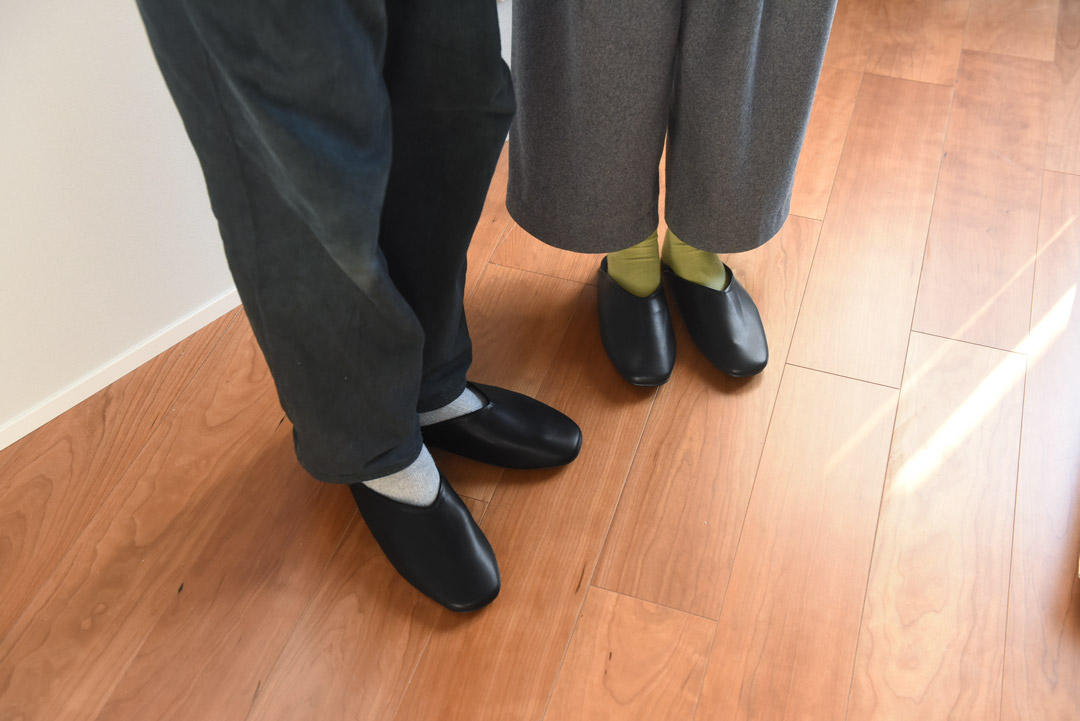 携帯スリッパを履いた足元写真