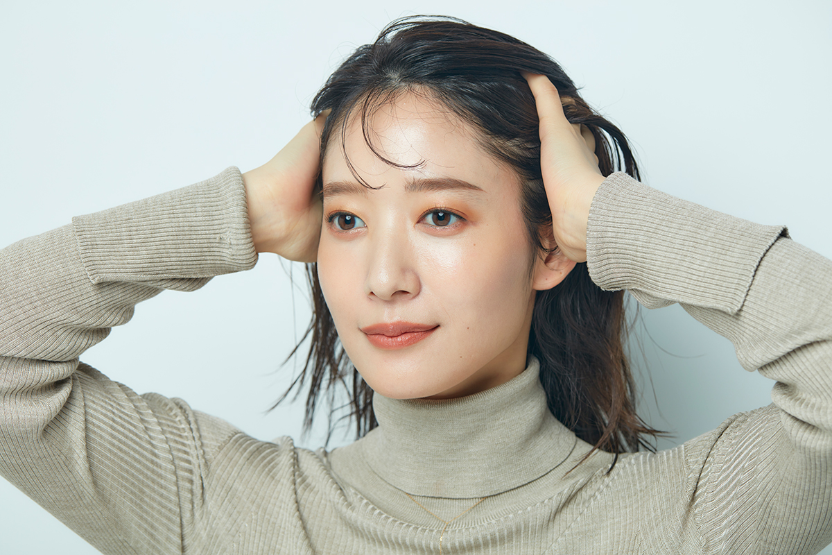 髪のサイドを書き上げる女性