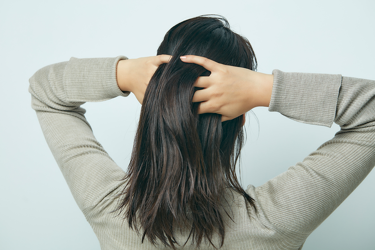 後頭部にヘアワックスを馴染ませている