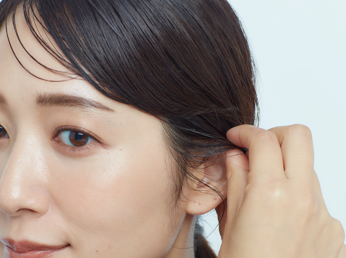 耳上から毛束を引き出している様子
