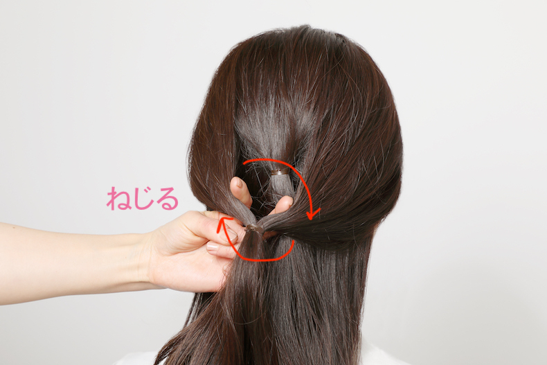 ピンいらずなのにほどけない【ねじりハーフアップ】