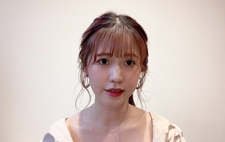 地味に見えない!パッと決まる【華やぎポニーテール】