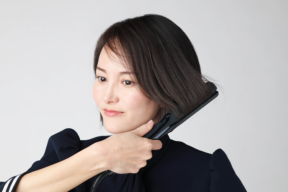 ヘアアイロンで髪を巻いている工程写真