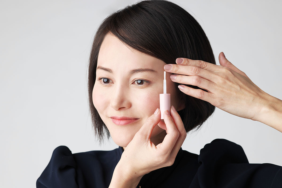 前髪用スタイリンググルーをおでこに塗布している工程写真