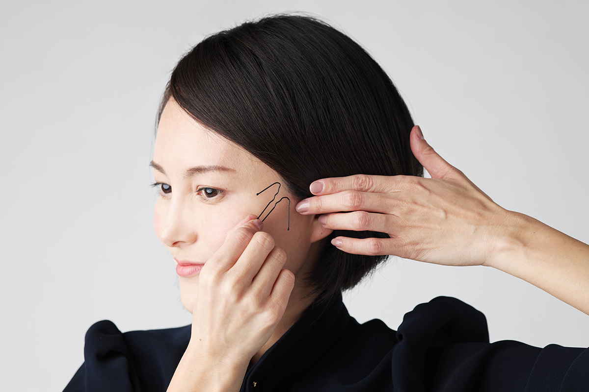 前髪をピンで留めている工程写真