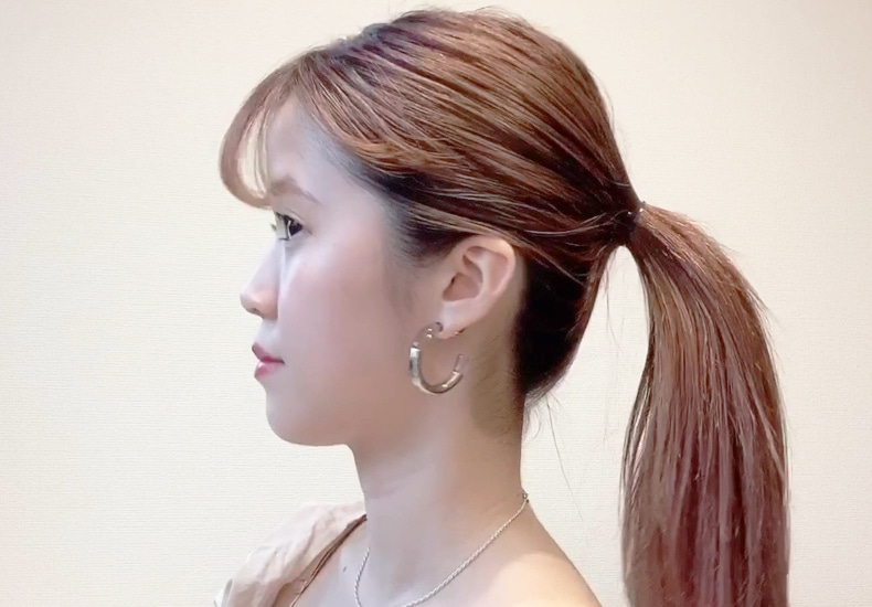 地味に見えない!パッと決まる【華やぎポニーテール】