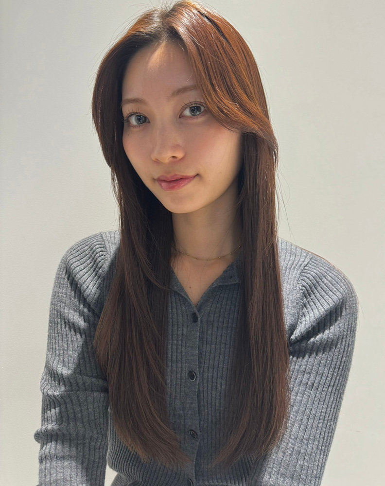 流した前髪が印象的なハイレイヤーロング