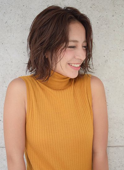 セミウエットな束感がヘルシーなクセ毛風ボブ