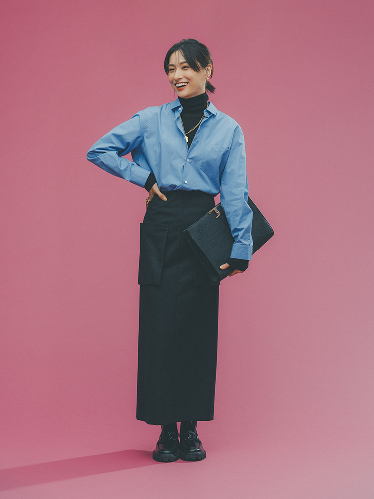 黒スカート×黒ニット×水色シャツ