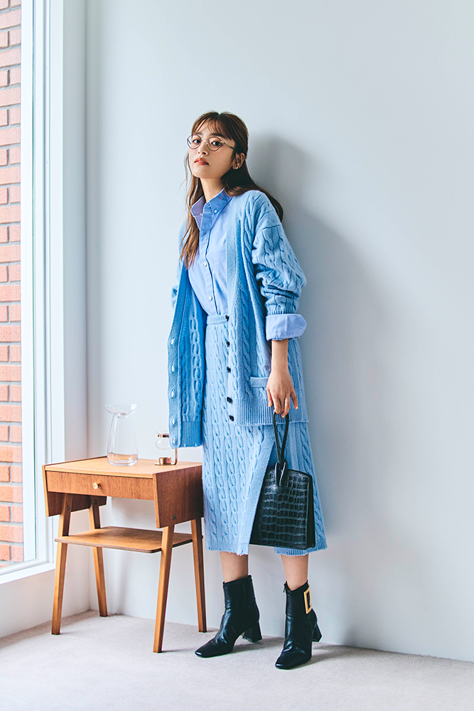 スカイブルーカーディガンとスカートのセットアップ×サックスブルーシャツ