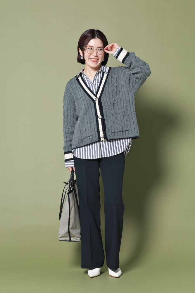 ドマーニ読者モデル 杉本緑さん　グレーのニットカーディガン×ストライプ柄シャツ×ネイビーパンツコーデ全身写真