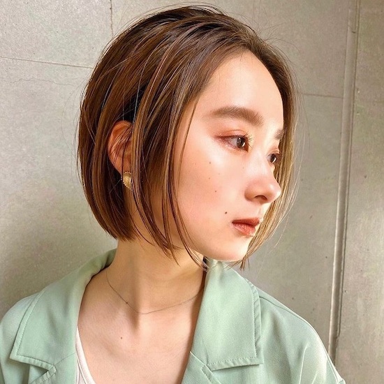 クールな魅力！縦ラインを意識したストレートボブ