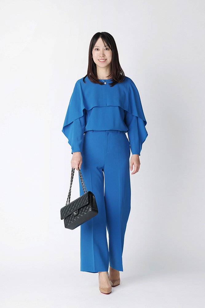 ドマーニラボメンバー 吉田美帆さん　ブルーのブラウス×パンツコーデ