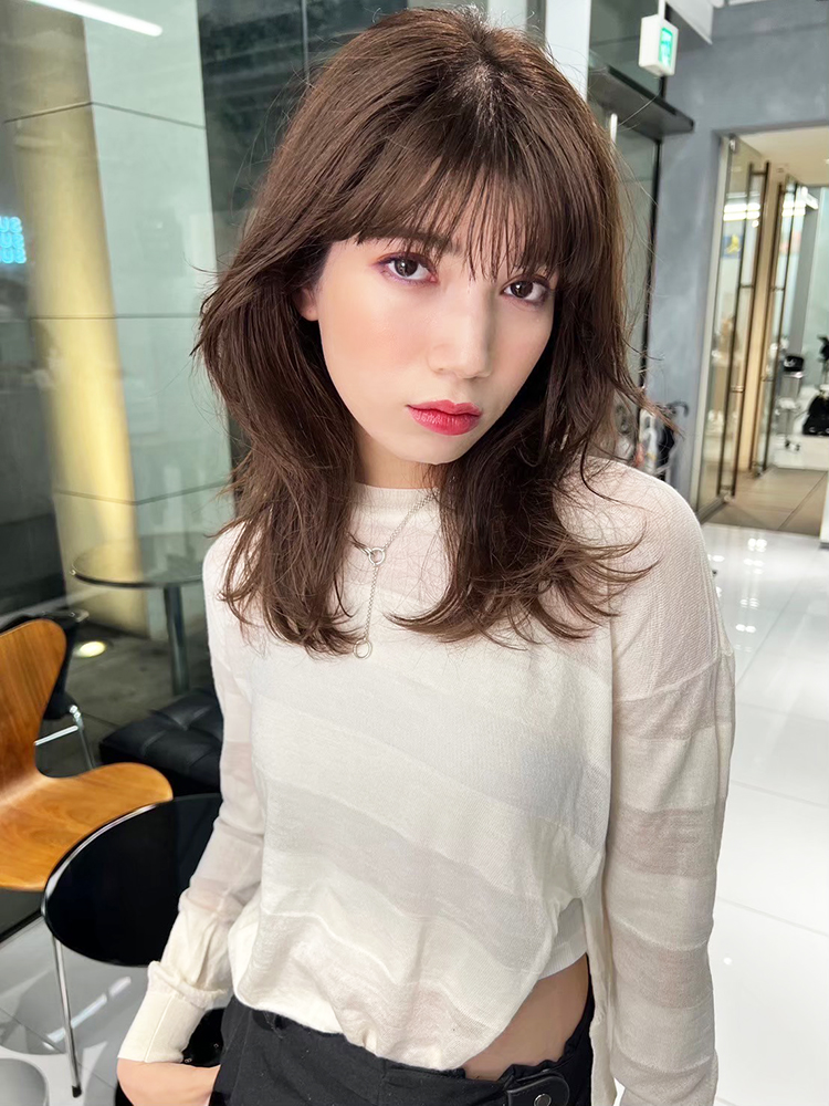 ひし形シルエットで横幅を強調