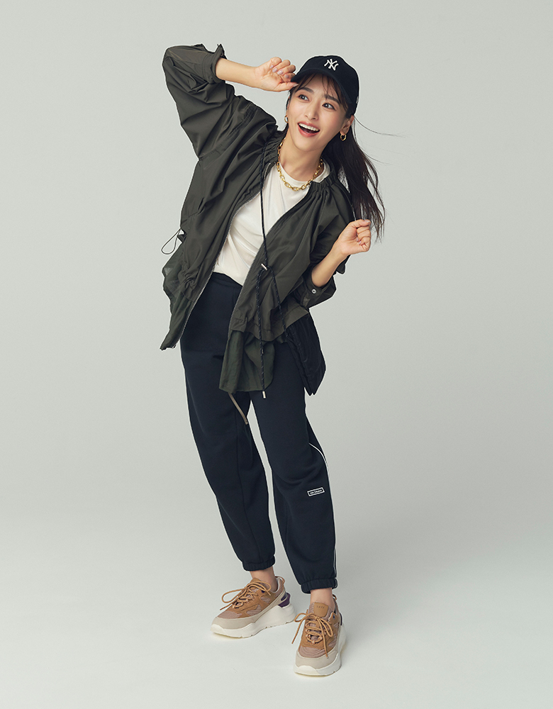 黒キャップ×シンプルカットソー×スウェットパンツ×ブルゾン