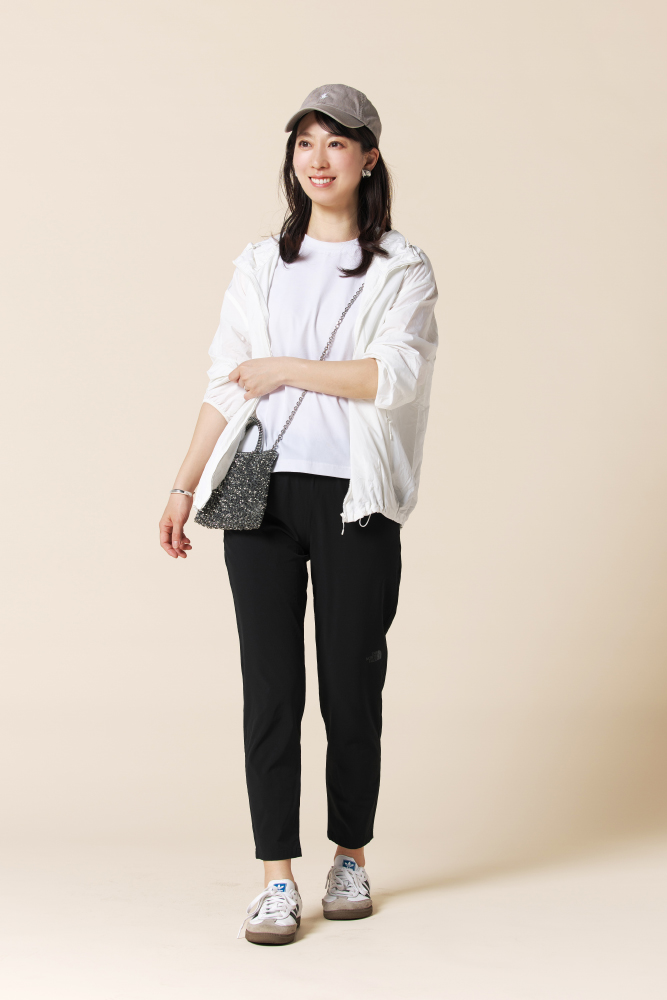 ドマーニ読者モデル 吉田美帆さん　白タンクトップ×白シアーブルゾン×黒パンツコーデ写真