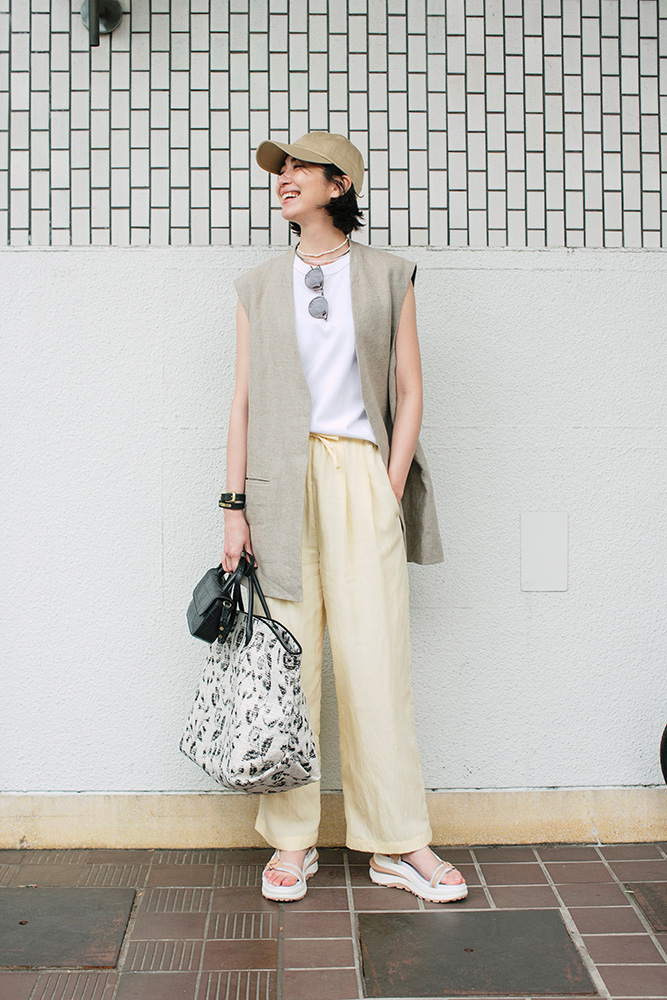 ベージュキャップ×白Tシャツ×ベージュジレ×淡イエローパンツ