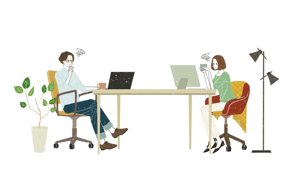 パソコンを使う男女