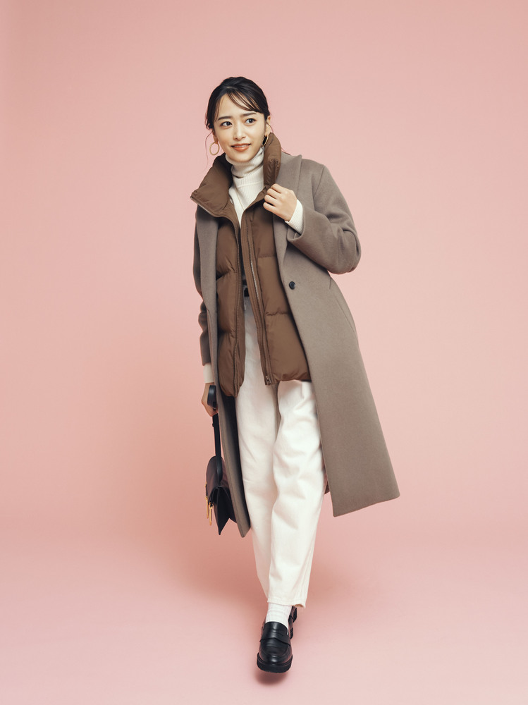 ブラウンチェスターコート×ブラウンダウンベスト×白タートルニット×白パンツ