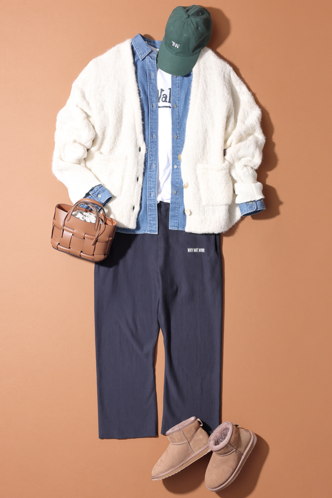 白ニットカーディガン×デニムシャツ×スウェットパンツ