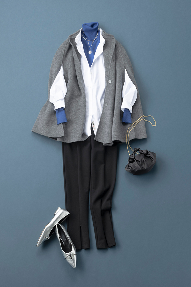グレーケープコート×青タートルニット×白シャツ×黒パンツ