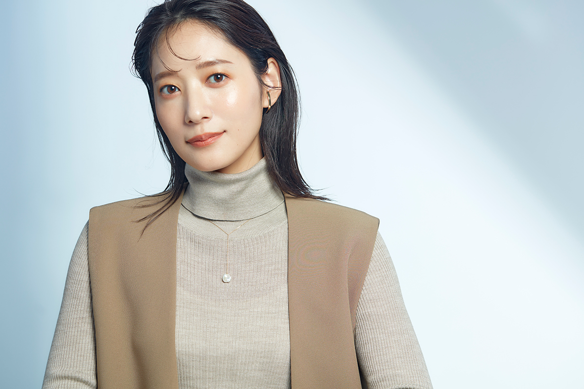 後れ毛のあるストレートヘアの正面写真