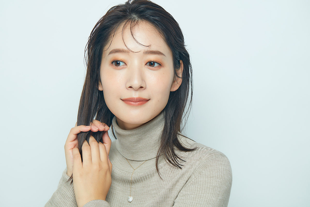 毛先にヘアオイルを揉み込んでいる写真