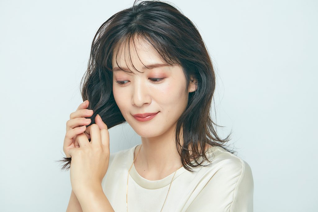 外ハネニュアンス巻き・ワックスをつけている写真