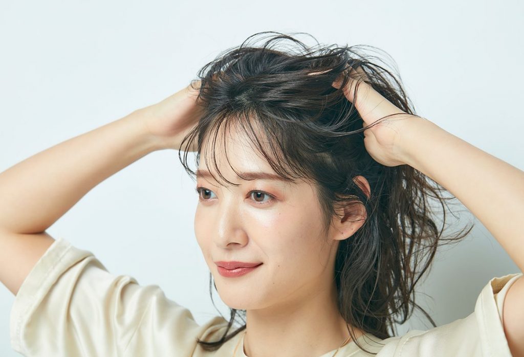 外ハネニュアンス巻き・手ぐしを入れている写真