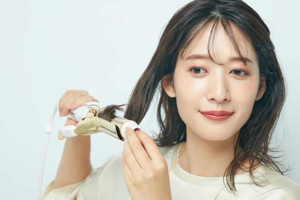外ハネニュアンス巻き・カールアイロンで外巻きにしている写真