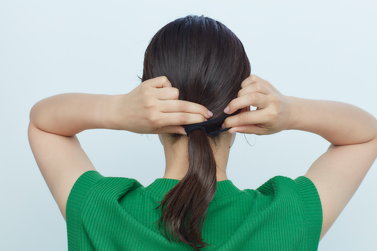 タイトひっつめ髪・襟足のあたりでひとつ結びにしている写真