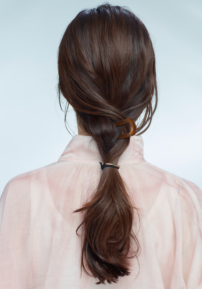 U字コームのひとつ結び・後ろ姿