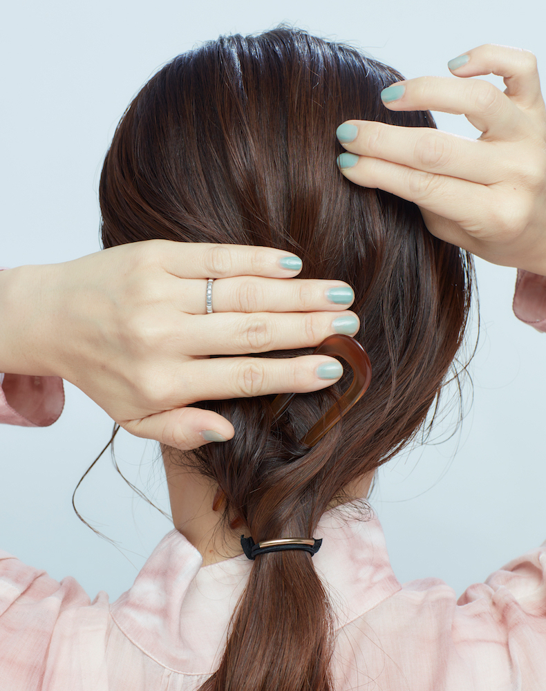 U字コームのひとつ結び・毛束を引き出す写真