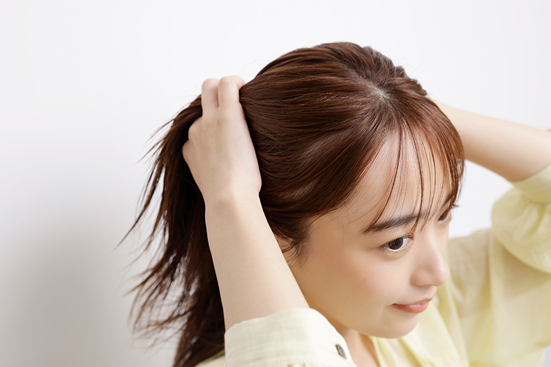 ヘアクリームを髪になじませている写真