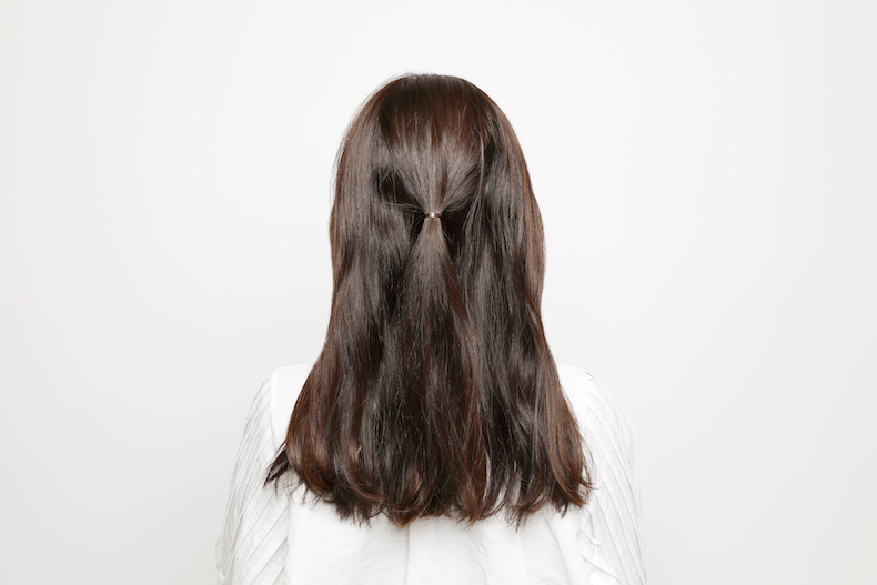 中心あたりの髪だけを結んだ後頭部写真